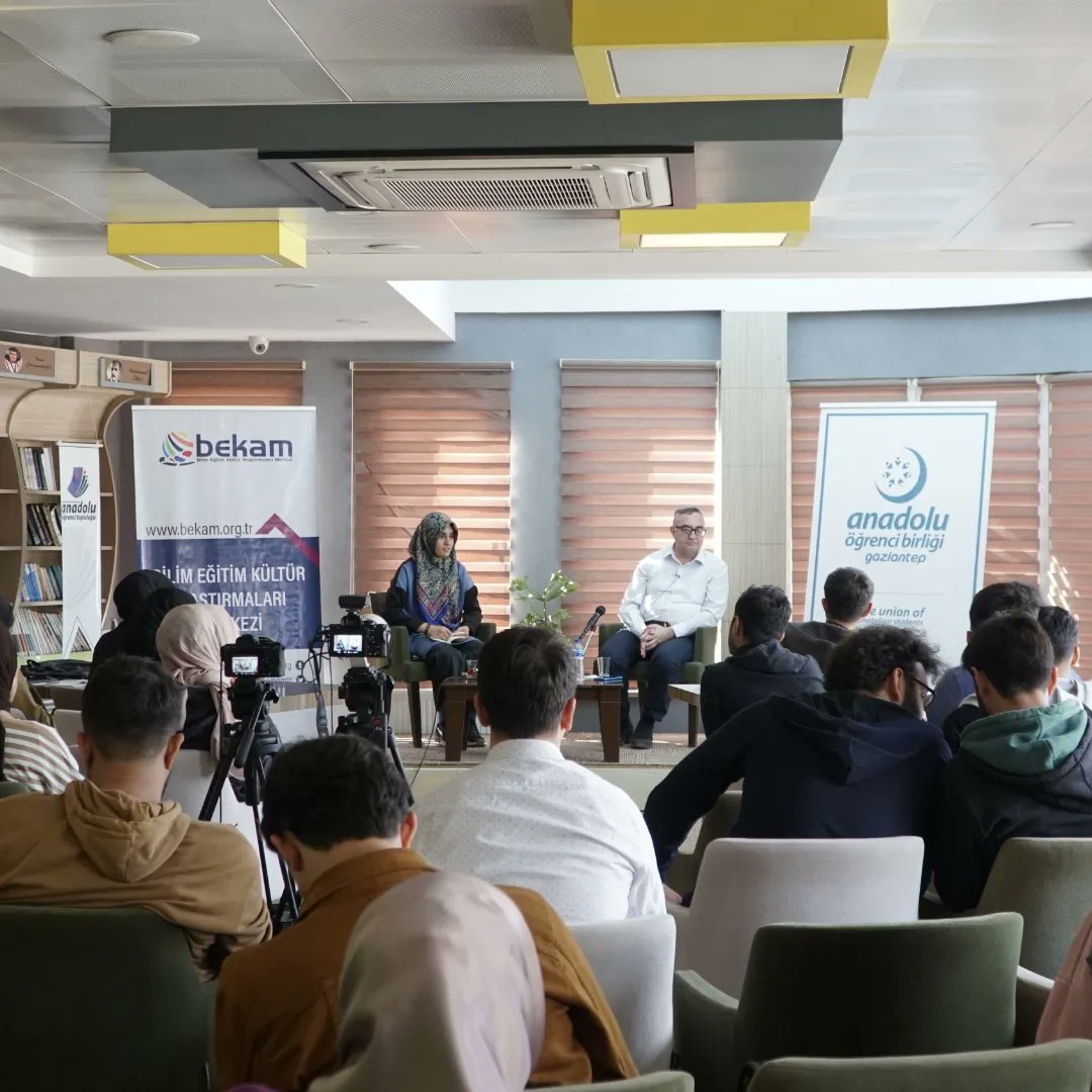 Dönemin ilk seminerini İstanbul Sabahattin Zaim Üniversitesi Bilgisayar Mühendisliği Bölüm Başkanı Dr. Ahmet KAPLAN ile Pusula Kitababevinde gerçekleştirildi. 
"Dijital Yetkinlikler" konu başlığı ile birlikte kişisel gelişimden kodlamaya metaverseten dijital hukuka değinildi