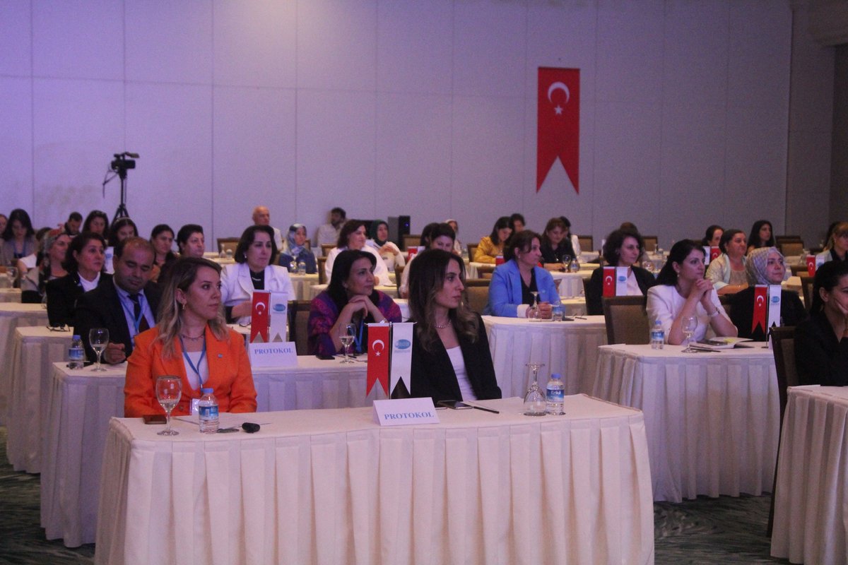 '1. Uluslararası Ahıskalı Türk Kadınları Sempozyumu' Antalya'da gerçekleştirildi. TİKA'nın katkılarıyla Dünya Ahıska Türkleri Birliği (@DATUBDunyaahska) tarafından düzenlenen sempozyuma 9 ülkeden akademisyenler ve Ahıskalı kadınlar katıldı.