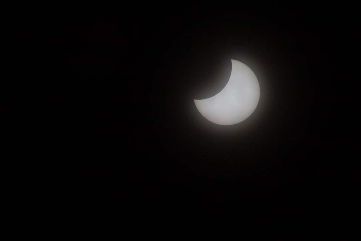 amintos's tweet photo. A few breaks in the clouds during the partial solar #eclipse #Sonnenfinsternis https://t.co/KplgPVtB1B