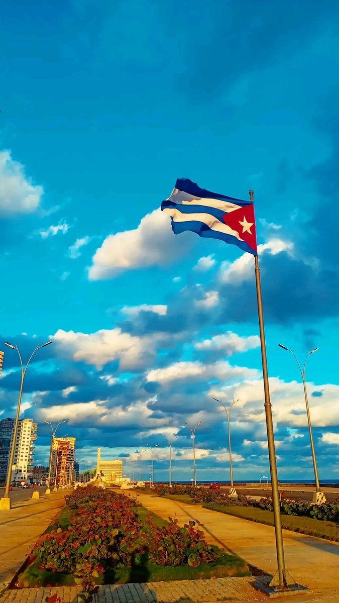 Hoy le regalamos a nuestra amiga @Ana_Hurtado86 un amanecer cubano. #AnaCubaTeAma #DeZurdaTeam