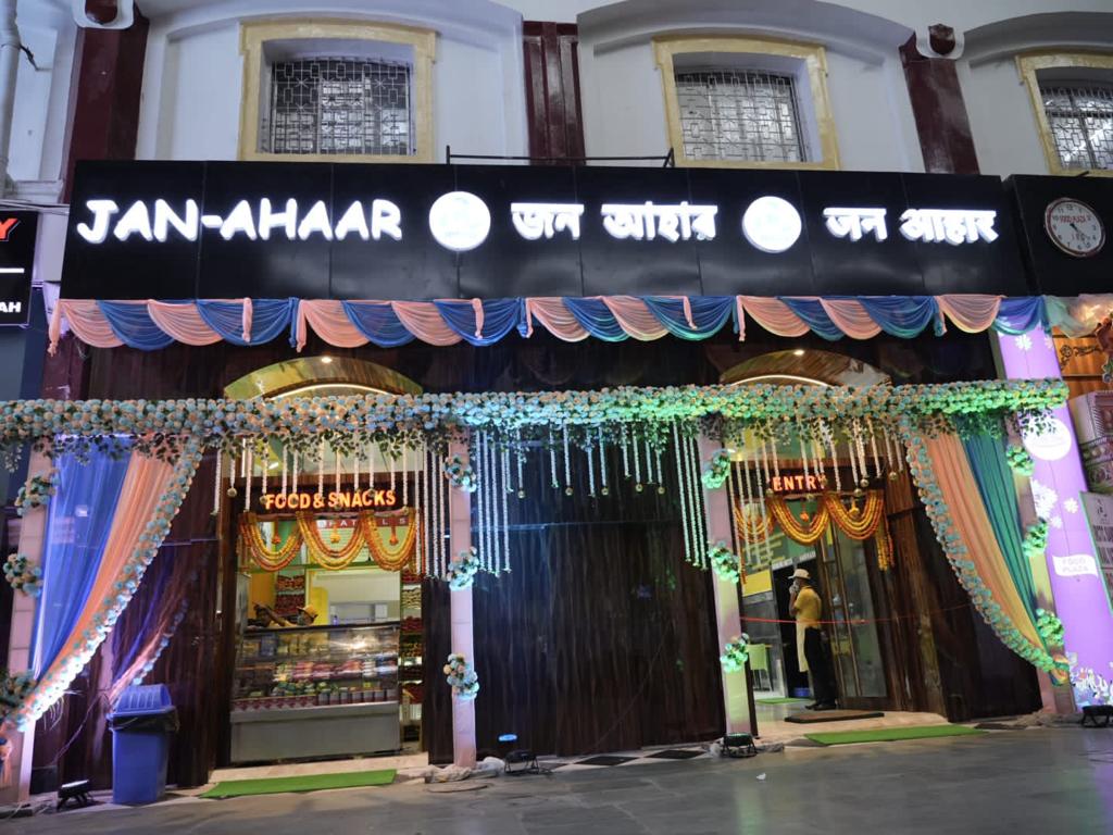 RailMinIndia's tweet photo. JAN-AAHAR : Fresh &amp; Delicious!

A newly renovated Jan Ahaar outlet has been reopened at Howrah Station Old Complex, Howrah Junction in Kolkata, offering a variety of delicious food to enable commuters to enjoy high-quality &amp; economical meals on the go. https://t.co/NU5p2m29db