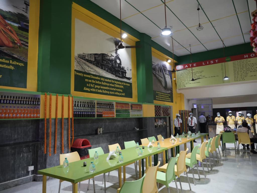 RailMinIndia's tweet photo. JAN-AAHAR : Fresh &amp; Delicious!

A newly renovated Jan Ahaar outlet has been reopened at Howrah Station Old Complex, Howrah Junction in Kolkata, offering a variety of delicious food to enable commuters to enjoy high-quality &amp; economical meals on the go. https://t.co/NU5p2m29db