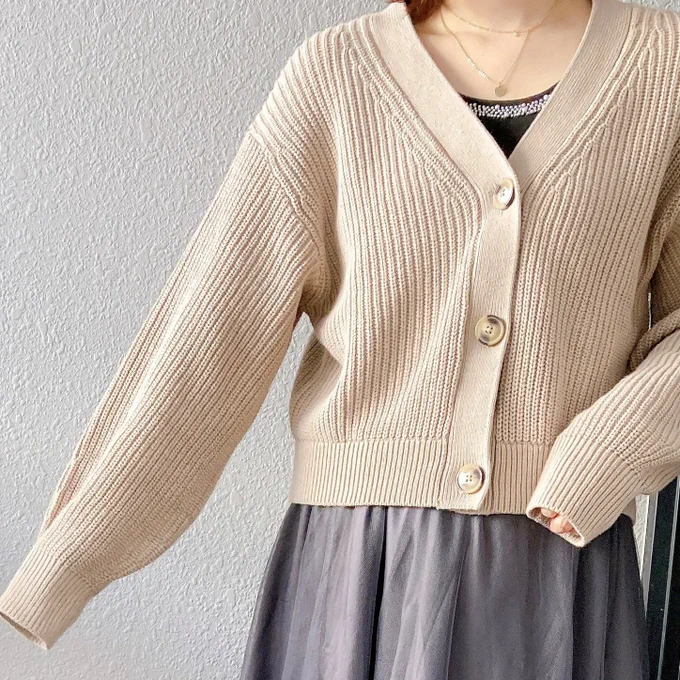 【ヘビロテ】全色ほしいくらい好きH&Mの「楽ちんカーディガン」ゆったりシルエットが可愛すぎる!の「リブニットカーディガン」がゆったり着られて着回し力も抜群!ざっくり編まれたリブニット素材で夏以外の3シーズン着られちゃう。色違いも欲しいわ…! 