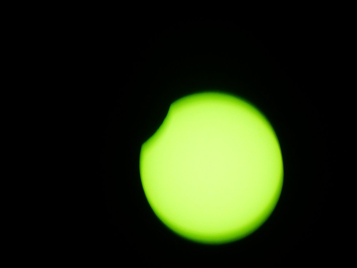 Calafellvalo's tweet photo. Ho habien predit , acabem de gaudir d'un eclipsi parcial de Sol , la Lluna hi ha tret el nas ...
#eclipsi #eclipse #eclipseparcialdesol #miremelcel #estelsplanetes #aemet #eltempstv3 #calafellvalo #partialsuneclipse https://t.co/GATGR7vYij