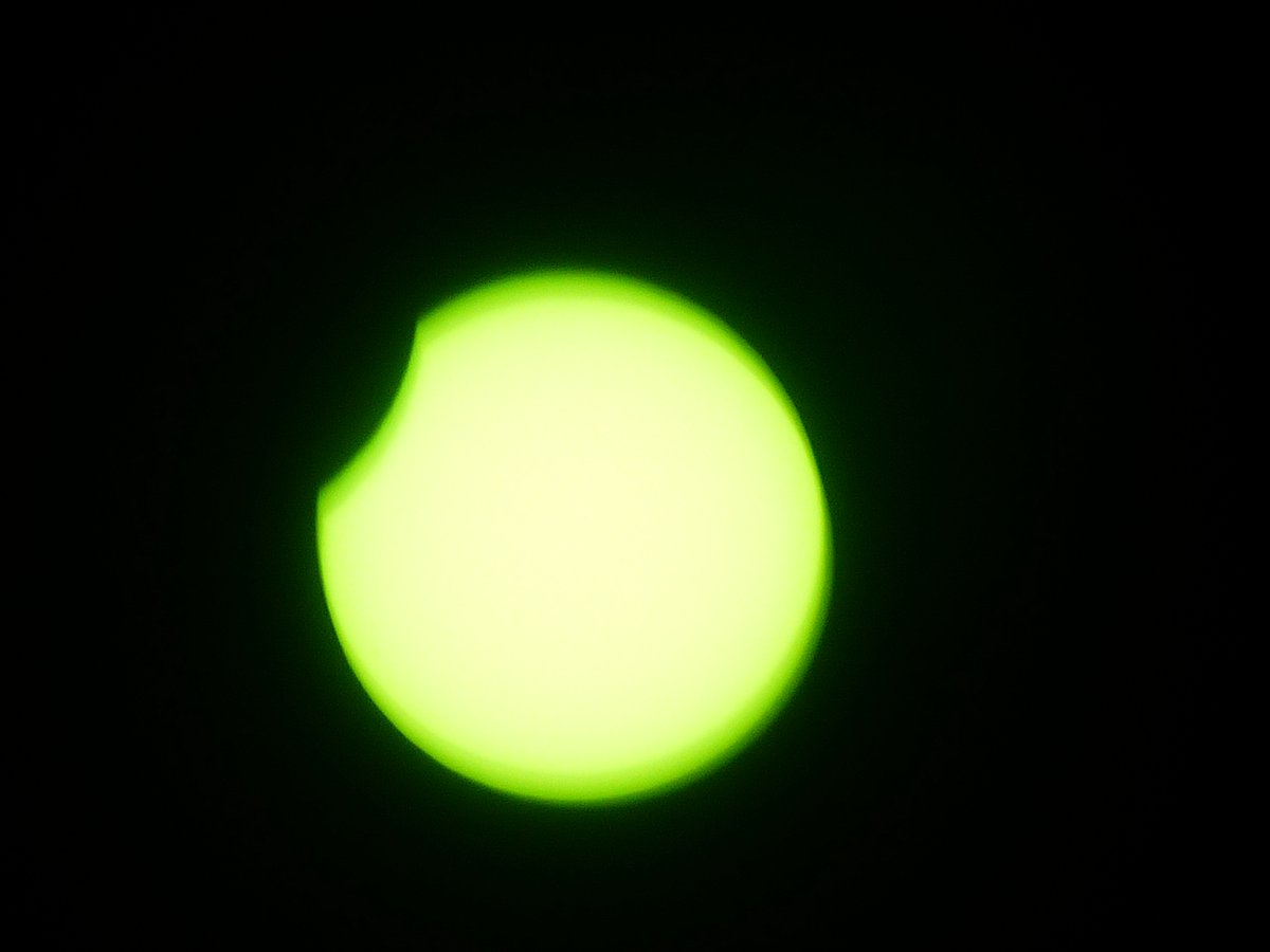 Calafellvalo's tweet photo. Ho habien predit , acabem de gaudir d'un eclipsi parcial de Sol , la Lluna hi ha tret el nas ...
#eclipsi #eclipse #eclipseparcialdesol #miremelcel #estelsplanetes #aemet #eltempstv3 #calafellvalo #partialsuneclipse https://t.co/GATGR7vYij
