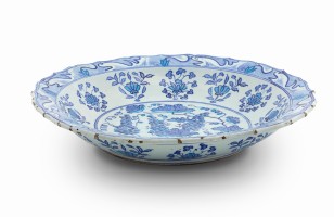 De Ottema-Kingma Stichting (OKS) heeft ten behoeve van het Keramiekmuseum Princessehof een unieke, spectaculaire Iznik-schotel uit circa 1530 verworven. 
oks.nl/nieuws/artikel…