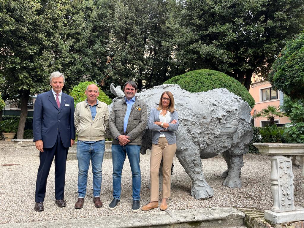 ItalytoHolySee's tweet photo. È con grande piacere che l’Ambasciatore Francesco Di Nitto ha accolto a #PalazzoBorromeo il Maestro #DavideRivalta, accompagnato dal Sig. Manlio Bonetto della Fonderia Artistica de Carli di Torino.
#rinoceronte #rhino #rhinoceros #sculpture #fonderiadecarli #Italytoholysee https://t.co/BbAKuqWZIb