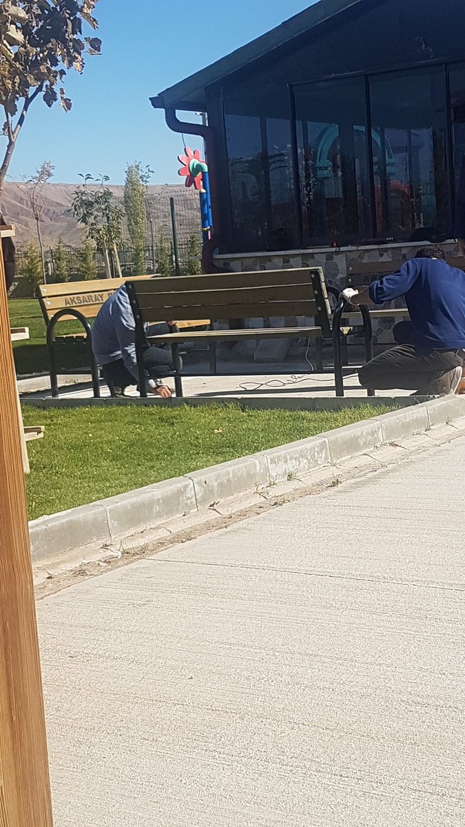 Çocuklarımızın daha iyi koşullarda yetişmesi için üzerimize düşen görevlerin sorumluluk bilinci ile okulumuzun fiziki koşullarını düzenliyor ve bu yolda bize eşlik eden <a href="/aksaraybel/">Aksaray Belediyesi 🇹🇷</a> <a href="/evrendincertr/">Dr. Evren Dinçer</a> teşekkür ediyoruz.