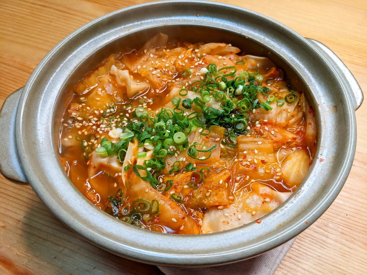 寒い日にはお鍋はいかが？ピリ辛「キムチ水餃子鍋」。