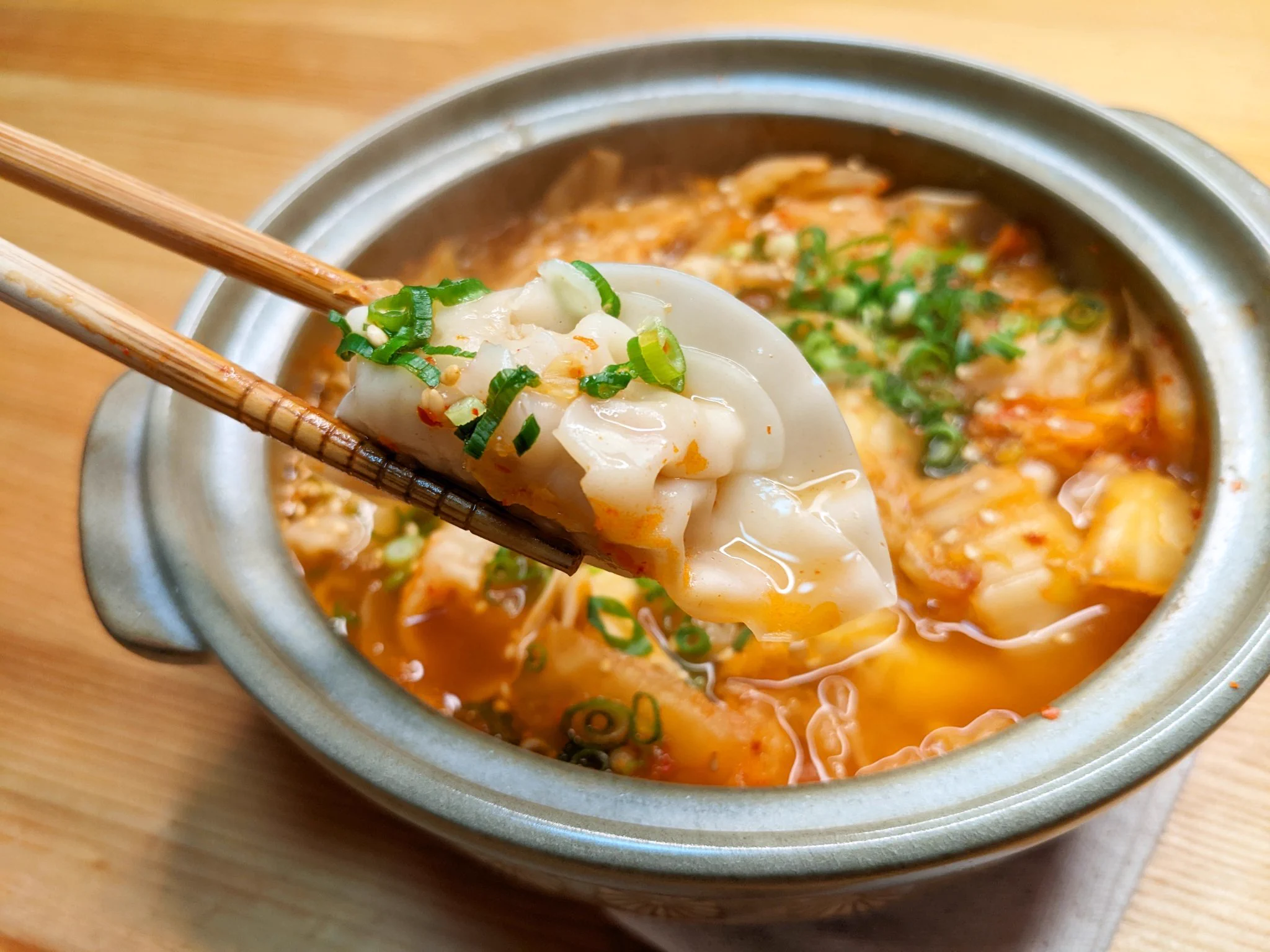寒い日にはお鍋はいかが？ピリ辛「キムチ水餃子鍋」。