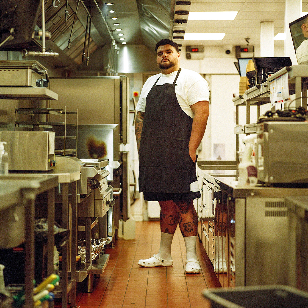 Footpatrol_ldn's tweet photo. Crocs and Kitchens go hand in hand right? To celebrate this classic BOH Clog, we caught up with one of our favourite and definitely coolest London based chefs, Big Has.
Read more here: https://t.co/wUMWDVv61S
#Footpatrol #TEAMFP #Crocs #CrocsClog #BigHas #London #LondonChef https://t.co/iX7P9WBL5x