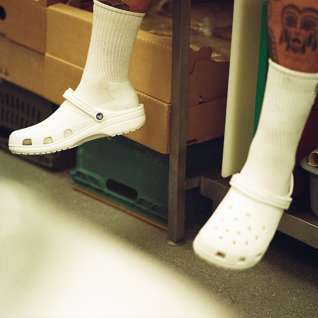 Footpatrol_ldn's tweet photo. Crocs and Kitchens go hand in hand right? To celebrate this classic BOH Clog, we caught up with one of our favourite and definitely coolest London based chefs, Big Has.
Read more here: https://t.co/wUMWDVv61S
#Footpatrol #TEAMFP #Crocs #CrocsClog #BigHas #London #LondonChef https://t.co/iX7P9WBL5x