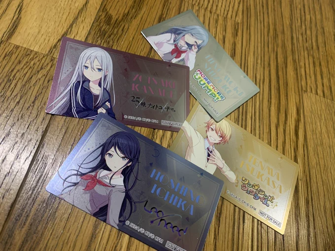 バナーバッジも買った!カーネーションリコレクション嬉しすぎる!特典カードいちかなだった!嬉しい...あと、やしきずTシャツ買った、着よう 