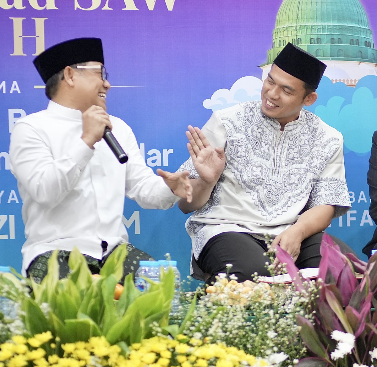 Yang patut diteladani dari rosululloh : Hilymi: kelembutan kesantunan
Ilmu : di jantung bukan di kepala
Ridwan : ridlo, diatas sekedar nrimo, pasrah ketetapan Allloh

Maulid Nabi bersama Abuya Arrazi Hasyim

Dialksanakan oleh <a href="/perempuanbangsa/">Perempuan Bangsa</a>