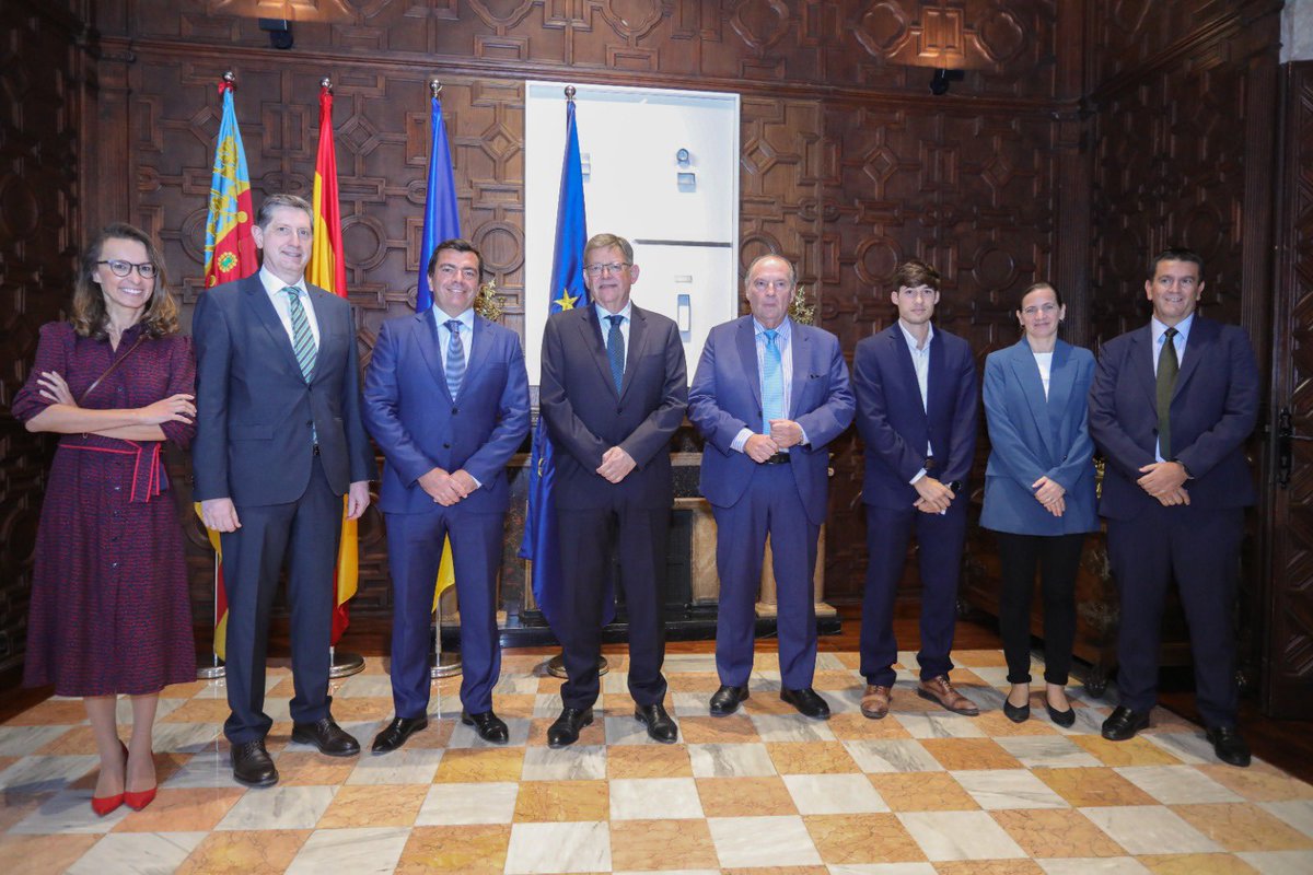 valenciactiva_'s tweet photo. 🔝 El teniente alcalde de Desarrollo Innovador, @borsanro, se ha reunido junto con el President de la @generalitat, @ximopuig, y @MariaEscarti, directora de @investinvlc, con @SiemensMobility, recientemente instalada en València con un centro tecnológico de movilidad sostenible https://t.co/7lKurpF2xf