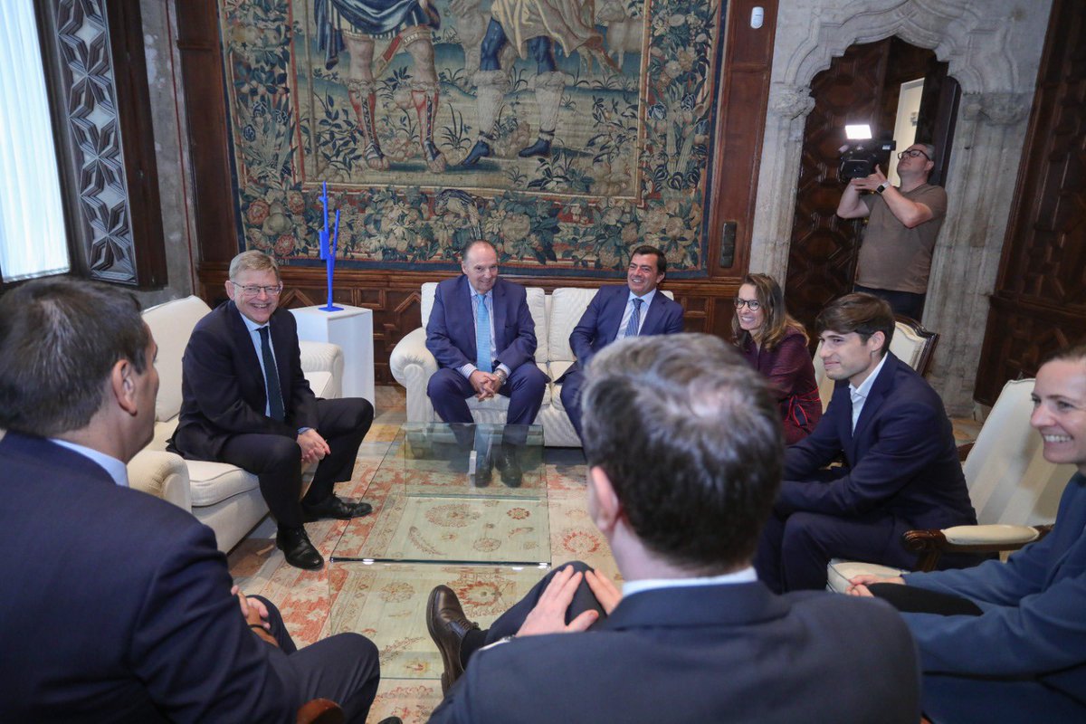 valenciactiva_'s tweet photo. 🔝 El teniente alcalde de Desarrollo Innovador, @borsanro, se ha reunido junto con el President de la @generalitat, @ximopuig, y @MariaEscarti, directora de @investinvlc, con @SiemensMobility, recientemente instalada en València con un centro tecnológico de movilidad sostenible https://t.co/7lKurpF2xf