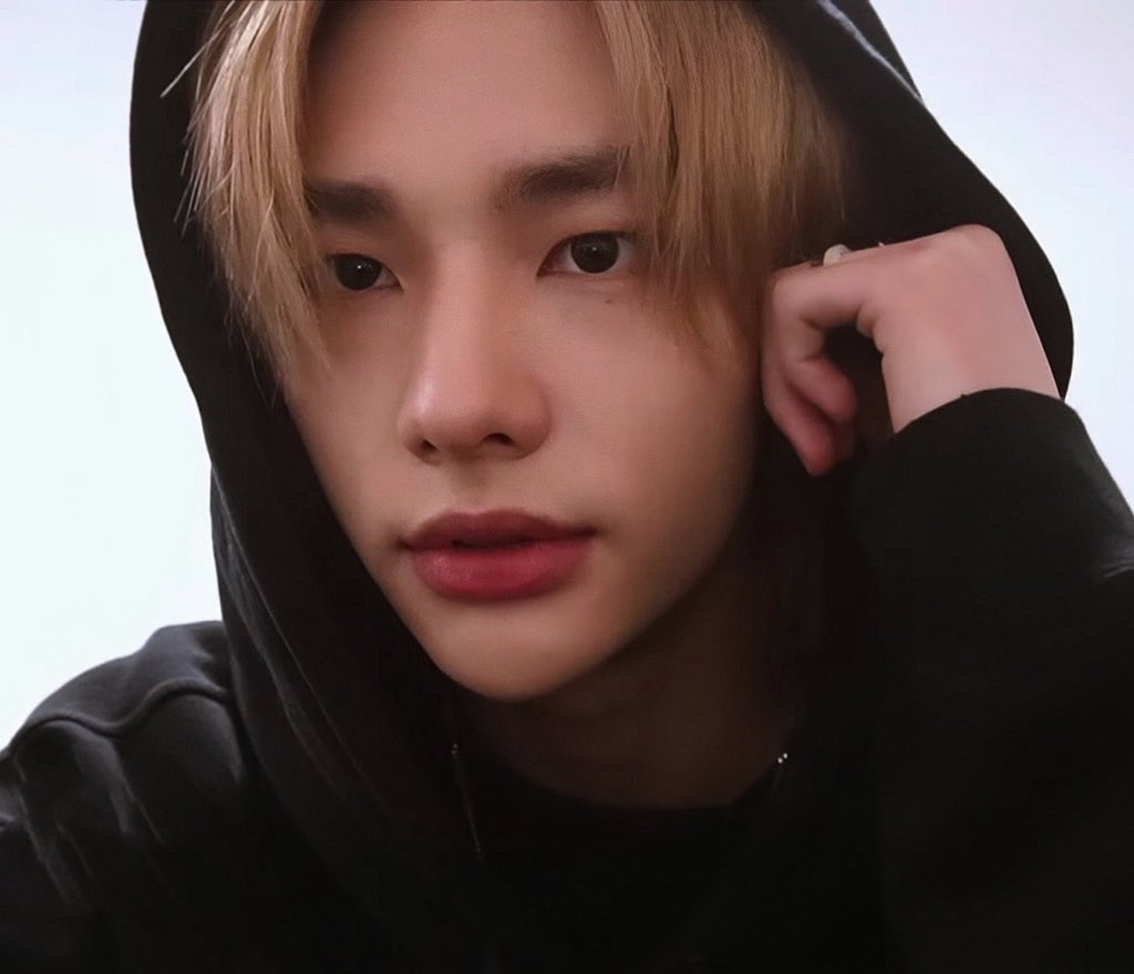 nehihik's tweet photo. #hyunho au где Хёнджин и Минхо – интернет друзья, что случайно нашли друг друга на просторах сети. Всё вроде бы прекрасно, пока Минхо не осознаёт, что к Хёнджину он испытывает уже далеко не приятельские чувства. https://t.co/4xab17qVLr