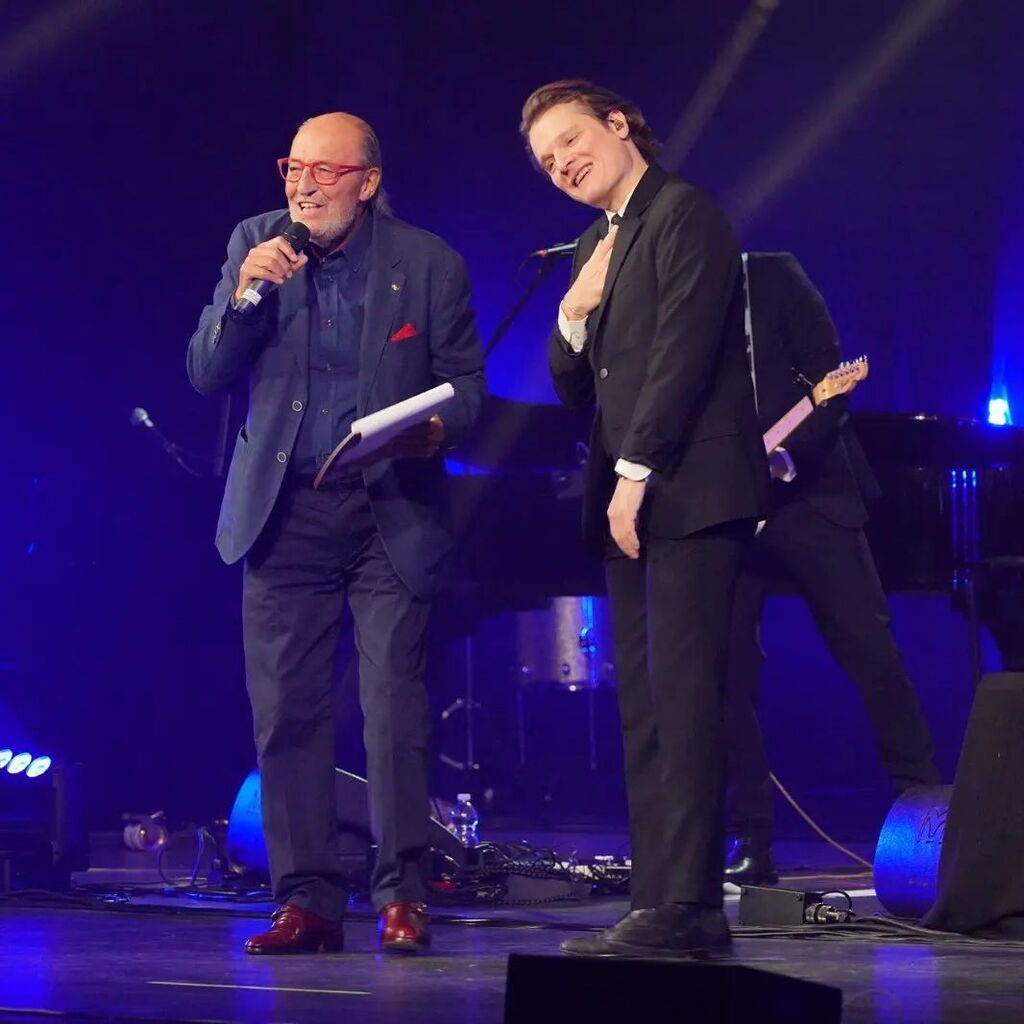 La consegna del #PremioTenco a <a href="/benabar/">benabar</a> :

"Brillante artista della “nouvelle chanson française”, ha cantato e continua a cantare, con sensibilità e leggerezza, il disagio di tutte le età e di tutte le origini: da quello adolescenziale ai mali del mondo … instagr.am/p/CkIij84smoF/