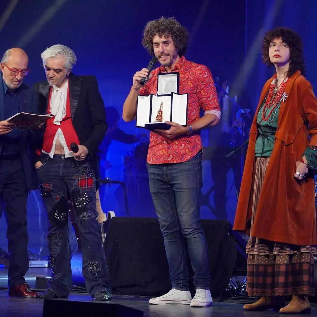 L’artista russo Jurij Sevcuk non è potuto essere all’Ariston per causa della guerra.

Il suo premio è qui. Lo aspettiamo. Che questa guerra finisca presto...

"“Io, Jurij Ševčuk, sono sempre stato contro le guerre, in qualunque Paese e in qualunque momen… instagr.am/p/CkIjDWzsR0A/