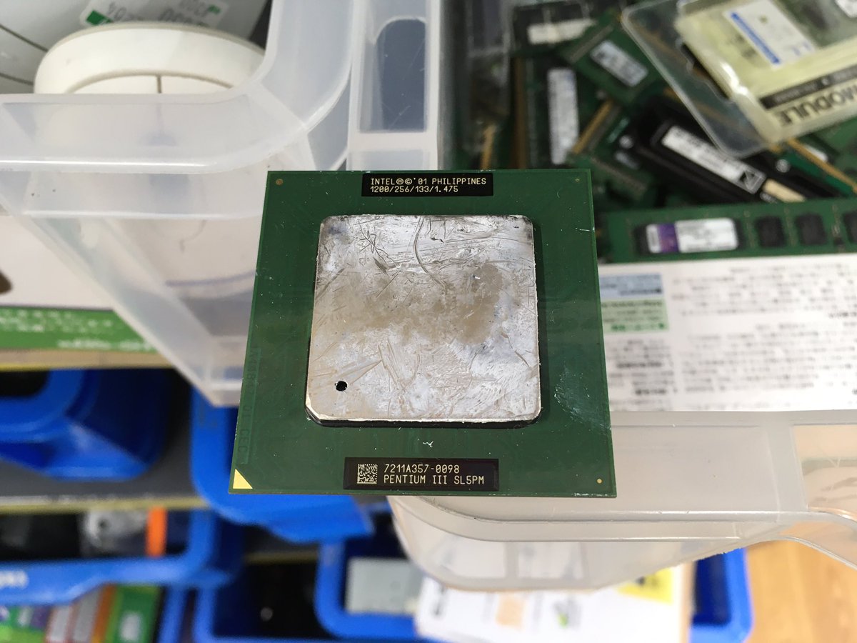 MosSali_3's tweet photo. 今日のCPU。Intel Pentium III 1.2GHz。

Pentium III"-S"じゃない方の皿付きPentium IIIって滅多に出てこない。自作PCでこれを積極的に選ぶメリットほぼなかったからだと思うけど。#Tualatin #鱈ちゃん #Socket370 https://t.co/vzkfdEF9QU