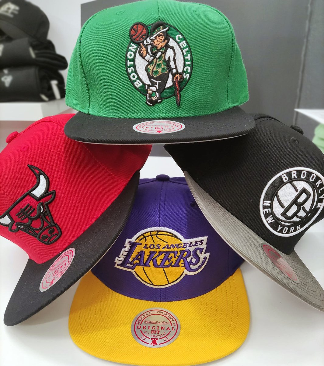 SubterraneoShop's tweet photo. Gorras de visera plana NBA de Mitchell&amp;Ness ya en la tienda 🔥🔥🔥
#NBA #mitchellandness #retro #Bulls #Lakers #Celtics #Nets https://t.co/gXoeC8l4Bo