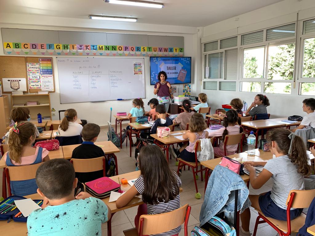 JMLapuerta's tweet photo. La semana pasada, los terceros asistieron a su primer taller “Aprendemos a Aprender” en el que se les explicó cómo usar la agenda de manera útil. ¡Participaron un montón y se lo pasaron genial! #AprendemosAAprender https://t.co/VJxaHvYMxc