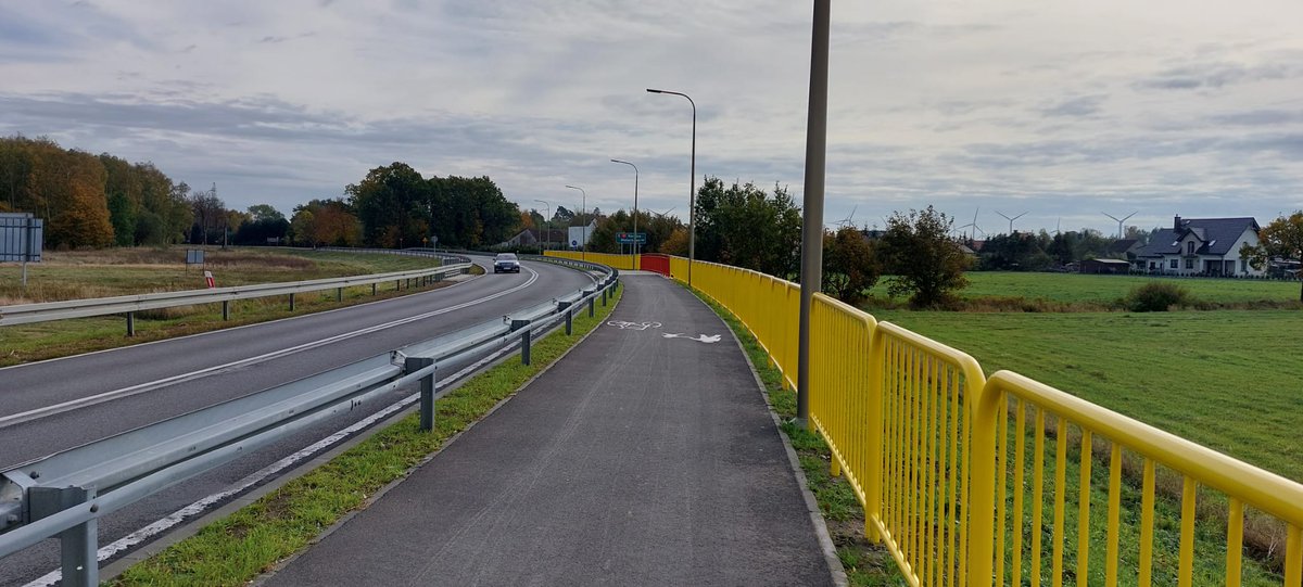 GDDKiA_Szczecin's tweet photo. Tak wygląda nowa ścieżka pieszo-rowerowa przy #DK37 w rejonie #Darłowa. Dzięki tej inwestycji o długości 620 m. piesi i rowerzyści z położonej pod Darłowem miejscowości #Rusko nie muszą już korzystać z jezdni drogi krajowej aby dostać się do miasta. #BRD #PBID https://t.co/QPDsH8CCEs