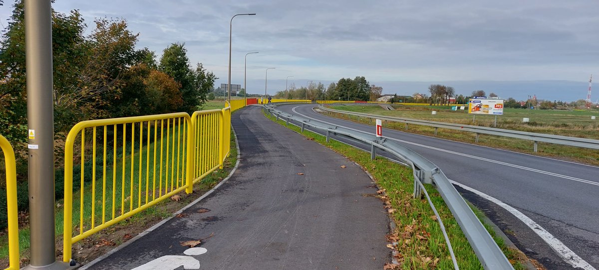 GDDKiA_Szczecin's tweet photo. Tak wygląda nowa ścieżka pieszo-rowerowa przy #DK37 w rejonie #Darłowa. Dzięki tej inwestycji o długości 620 m. piesi i rowerzyści z położonej pod Darłowem miejscowości #Rusko nie muszą już korzystać z jezdni drogi krajowej aby dostać się do miasta. #BRD #PBID https://t.co/QPDsH8CCEs