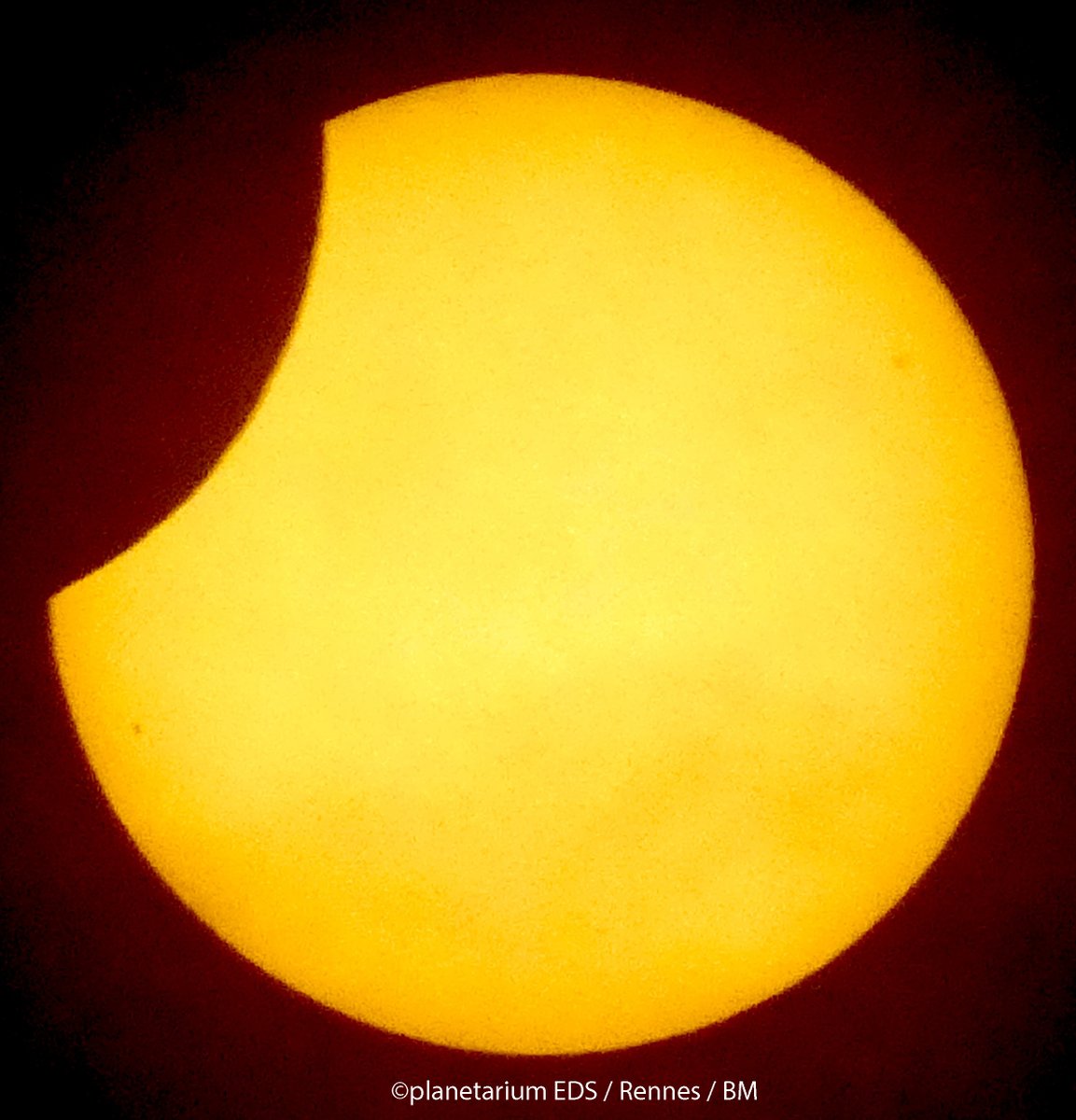 _planetarium's tweet photo. Photographie prise à Rennes ... on y distingue même deux belles taches solaires bien visibles : 1 à gauche et 1 en haut à droite. https://t.co/8TefqAgX6o