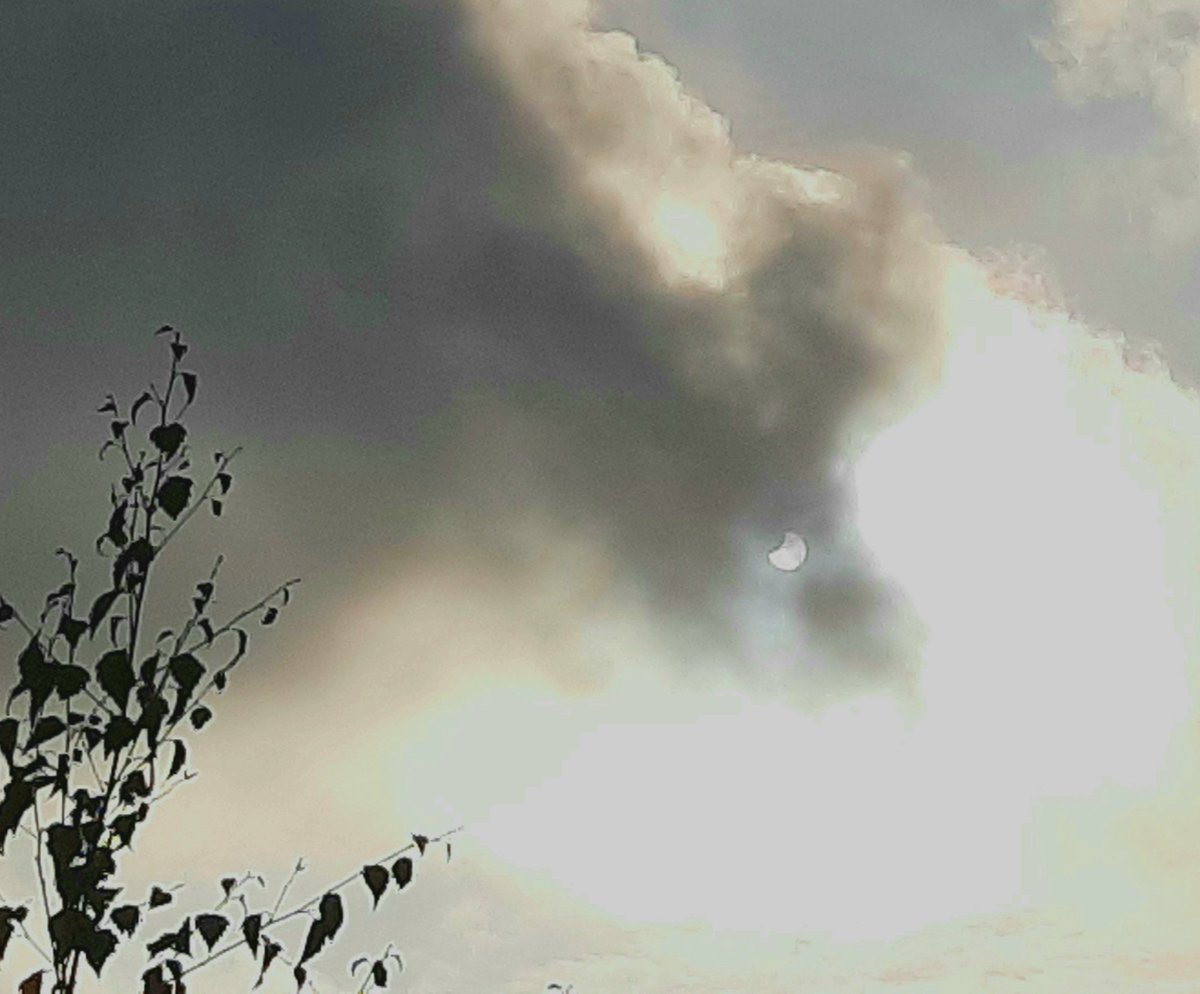 Gedeeltelijke #zonsverduistering2022, fijn die wolken...!