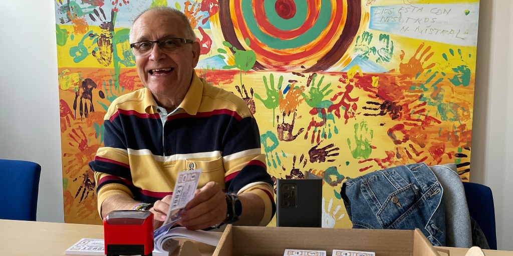 GEPAC_'s tweet photo. Hoy ha venido a ayudarnos Tomás, uno de nuestros voluntarios. 💜

¿Te gustaría formar parte de la familia de #GEPAC? Nos encantará contar contigo para la organización de nuestros eventos. 

Si quieres unirte al equipo de voluntarios, 📩 escríbenos a voluntariado@gepac.es. https://t.co/JIBcscJ9d3