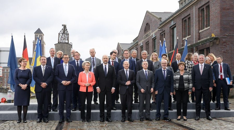 OdileRenaud's tweet photo. We are standing shoulder to shoulder in support of #Ukraine in Berlin today.

@EBRD is committing up to €3 billion over 2022-23 to help keep its economy functioning and repair critical infrastructure.

We will continue to support its brave people through the winter. https://t.co/JesW16BtvE