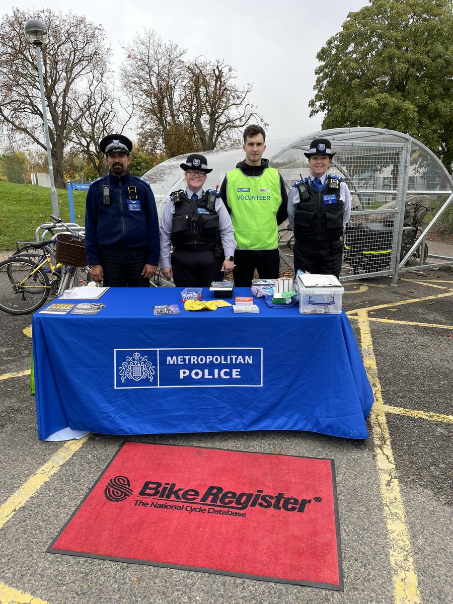 We are with @MPSWoolwichRiv and another one of our brilliant volunteers today marking bicycle 🚴s at the Queen Elizabeth Hospital! Our volunteers are essential in helping us to better protect people’s property from theft #manyhandsmakelightwork #metvolunteers