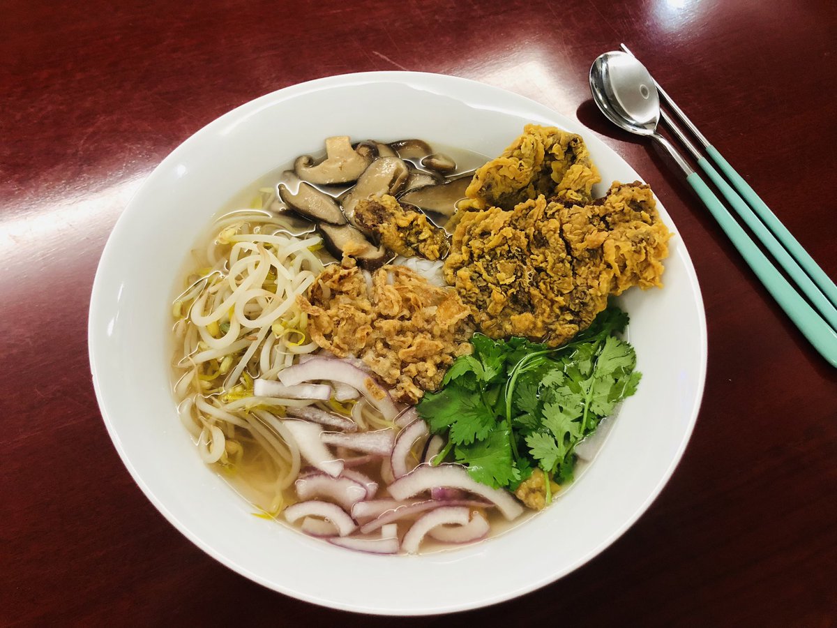 chick_pea_'s tweet photo. #나의비거니즘일기

오늘은 비건 쌀국수 먹었어요 ◡̈
밀키트를 구매해서 해먹었는데 조리 과정이 어렵지 않고 간단한데도 가게에서 사먹는 듯한 맛이 나서 아주 좋았습니다.
먹음직스러워보이는 저 튀김은 언리미트 슬라이스를 튀긴 거래요.

생분해비닐에 재료가 각기 포장되어 있어요. https://t.co/R4sGXOSwPK