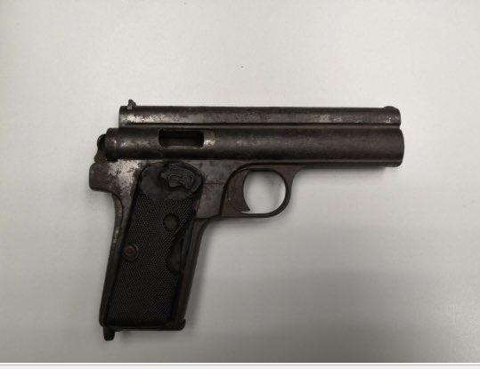 Jihočeský kraj - Tomáš, Tadeáš a Luboš, to jsou žáci Základní školy v Kaplici. Dnes si převzali z rukou policistů odměnu. Zachovali se velmi příkladně, když odevzdali nalezenou střelnou zbraň. Kluci výborně👍. #policiejck