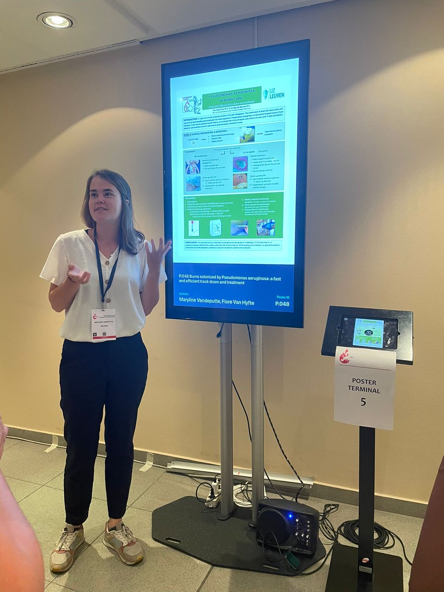 UZLeuvenNursing's tweet photo. Maryline Vandeputte en Flore Van Hyfte, #verpleegkundigen #brandwonden @UZLeuven stelde vorige maand hun poster 'Pseudomonas aeruginosa in burn care' voor op het #EBA congres in Turijn. Een mooi voorbeeld van #Evidence-based #nursing op de afdeling. #research #unitbased #burncare https://t.co/2JvIPopCI8