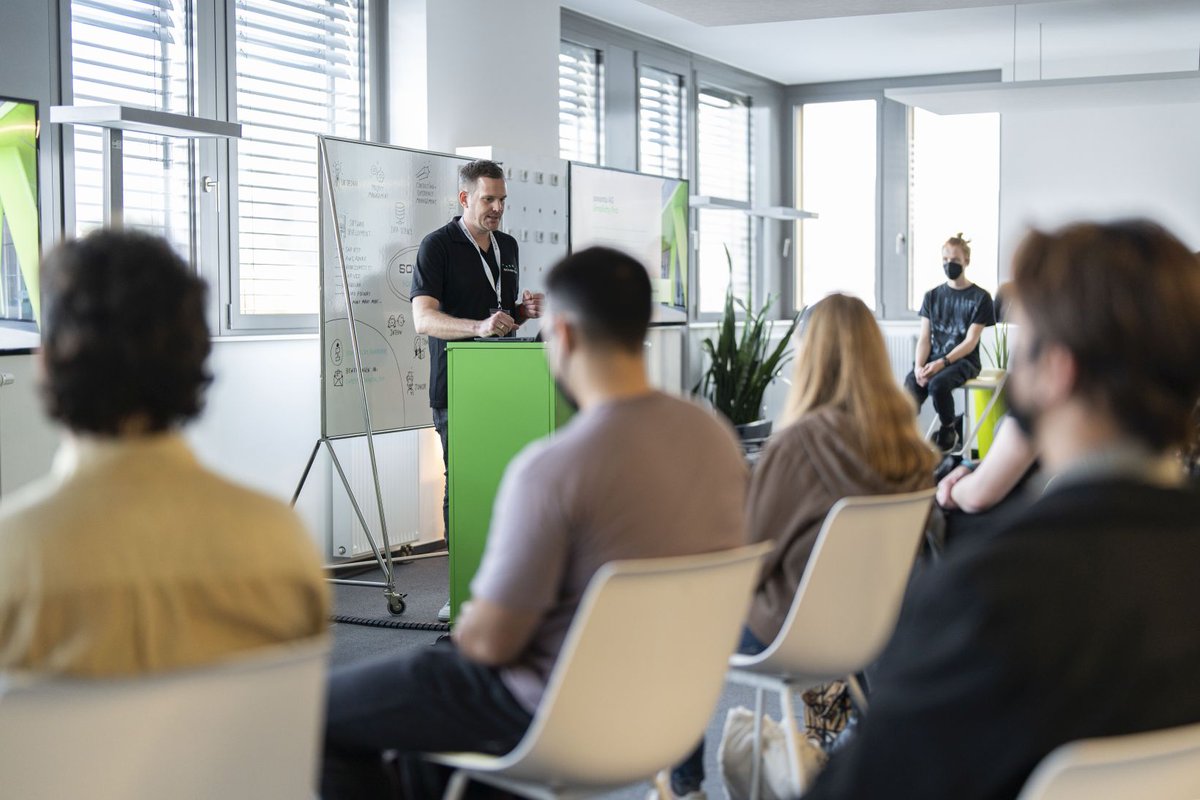 sovanta_AG's tweet photo. Wie ist das eigentlich so bei #sovanta zu arbeiten?
Wir haben Studierende aus der Rhein-Neckar-Region zu uns ins Heidelberger Office eingeladen und bei einem Hochschultag ganz exklusive Einblicke gegeben. #SoftwareDevelopment #ProjectManagement #UXDesign #DataScience https://t.co/NbKv2Y00AJ