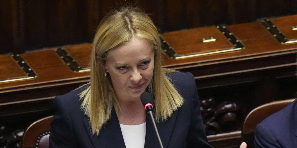 La nouvelle Première ministre italienne Georgia Meloni nie toute « sympathie » ou « proximité » avec le fascisme nouvelobs.com/europe/2022102…