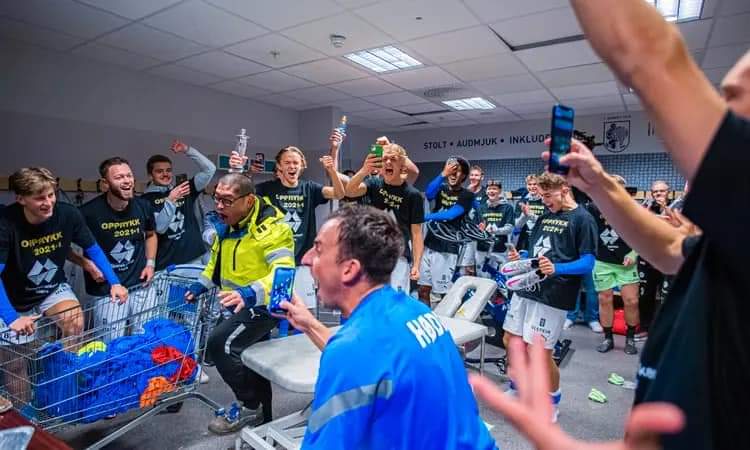 Joakim Dragsten (@dragstenj) on Twitter photo Sesongen 2022 ble et eventyr 🏆⚽ Takk til alle supportere, ansatte og frivillige 🙏
3 bilder som beskriver eventyret for meg; ellevill stemning på Høddvoll🧨, fantastisk trenerteam🤌, kruttsterk spillergruppe 💪
Nå skal <a href="/HoddFotball/">Hødd Fotball</a> ta <a href="/obosligaen/">OBOS-ligaen</a> med storm 💙 Sesongen 2022 ble et eventyr 🏆⚽ Takk til alle supportere, ansatte og frivillige 🙏
3 bilder som beskriver eventyret for meg; ellevill stemning på Høddvoll🧨, fantastisk trenerteam🤌, kruttsterk spillergruppe 💪
Nå skal <a href="/HoddFotball/">Hødd Fotball</a> ta <a href="/obosligaen/">OBOS-ligaen</a> med storm 💙