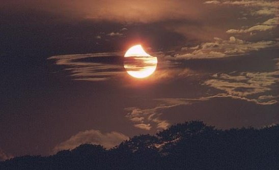 YArroyoPizarro's tweet image. El último eclipse solar parcial del 2022 está sucediendo AHORA MISMO. #HAPPYECLIPSE 🌔🌒
#RegalodeCumpleaños #Eclipse2022