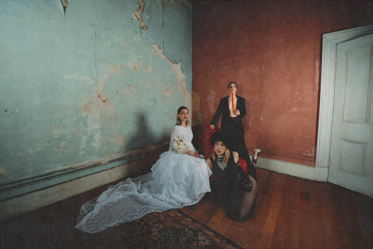 Melbourne marvel Sir Jude braces the release of her brooding debut album 'Revelations' <a href="/sirjudemusic/">Sir Jude</a>

musiccrowns.org/new-music/melb… <a href="/OBsMusicUk/">Boulent Mustafa</a>