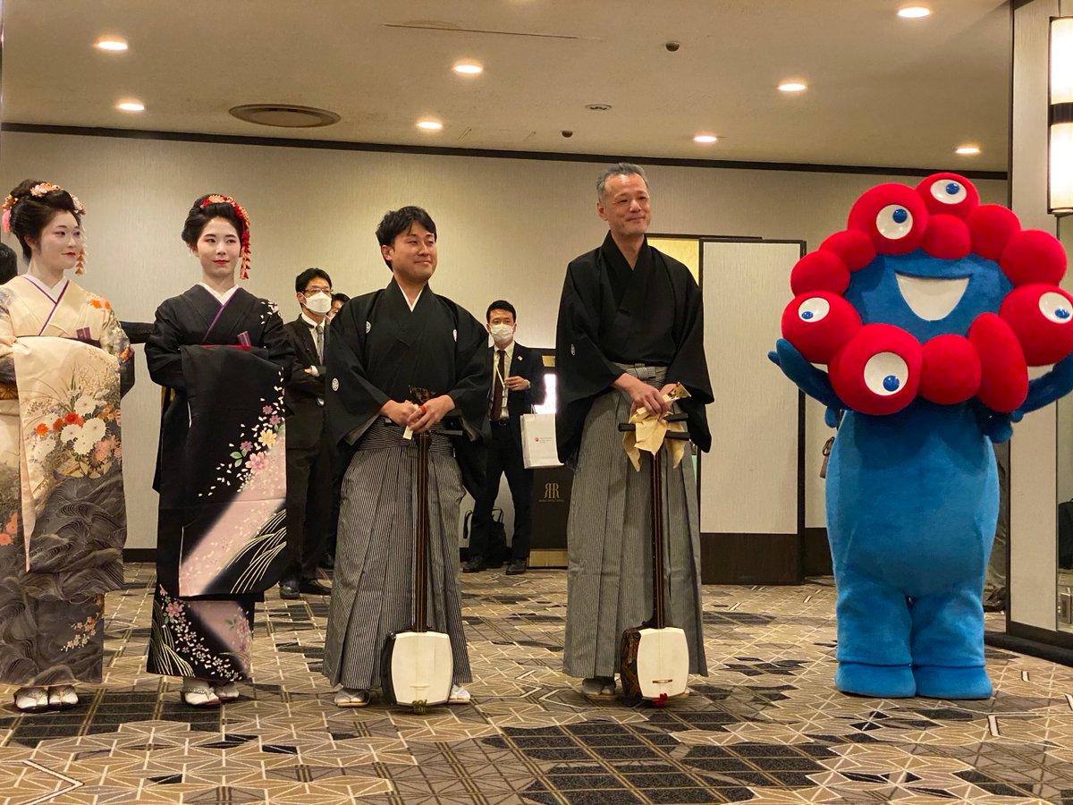 MYAKU-MYAKU welcomed the participants at the dinner from 6 pm today. At the signing ceremony, 9 countries signed the agreement with us. After the ceremony, a ritual of breaking open a sake barrel was grandly shown to the audience. #EXPO2025