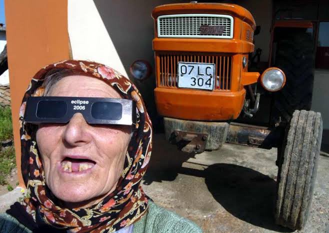 fthcllogz's tweet photo. Yok güneş tutulması, yok göktaşı, yok deprem. Titanic batarken keman çalan adam moduna gireli çok oldu 😂 #güneştutulması https://t.co/ntdkVb7kVP