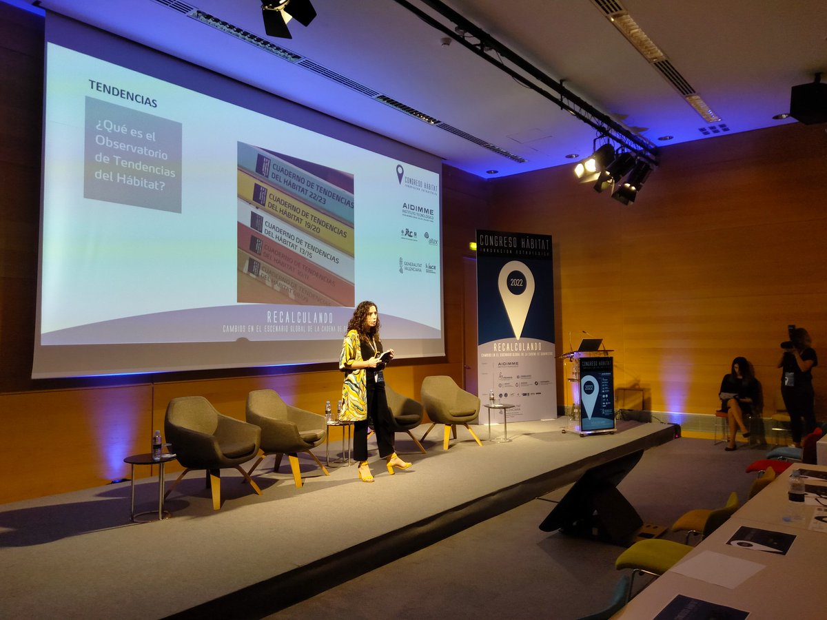 OTHabitat's tweet photo. Cristina Revert de @AIDIMME presenta en @CongresoHabitat el "Cuaderno de Tendencias del Hábitat" del OTH (Observatorio de Tendencias del Hábitat) y los diferentes ejes y tendencias que se analizan en él.

#congresohabitat2022 
@generalitat 
@aitex_es 
@ITC_ceramica 
@GVAivace https://t.co/JSNvTaYO2p