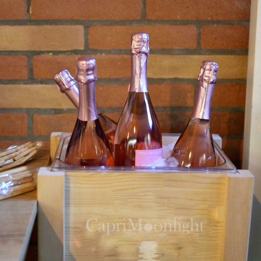CapriMoonlight's tweet photo. Caprice Brut Rosè 💖

Per un brindisi très chic 🥂

---

Caprice Brut Rosè 💖

For a très chic toast 🥂

#wine #winelover #sparkling #cheers #rosè #capri #caprilover #caprice #CapriMoonlight https://t.co/5egasq38dd
