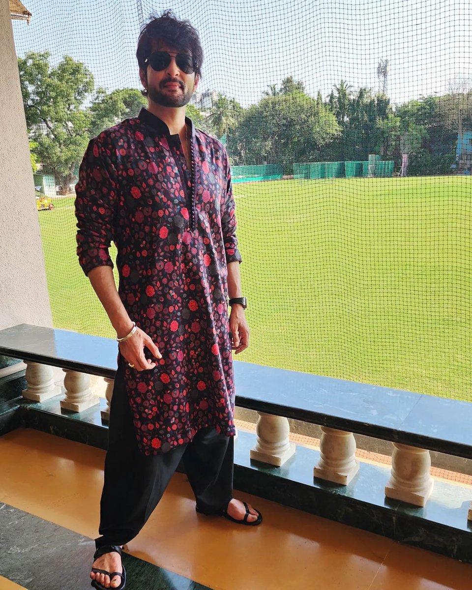 ETimesTV's tweet photo. Raqesh Bapat looks dashing in this black kurta❤️!!

@RaQesh19 

#raqeshbapat #etimestv https://t.co/ikARxuGaC7