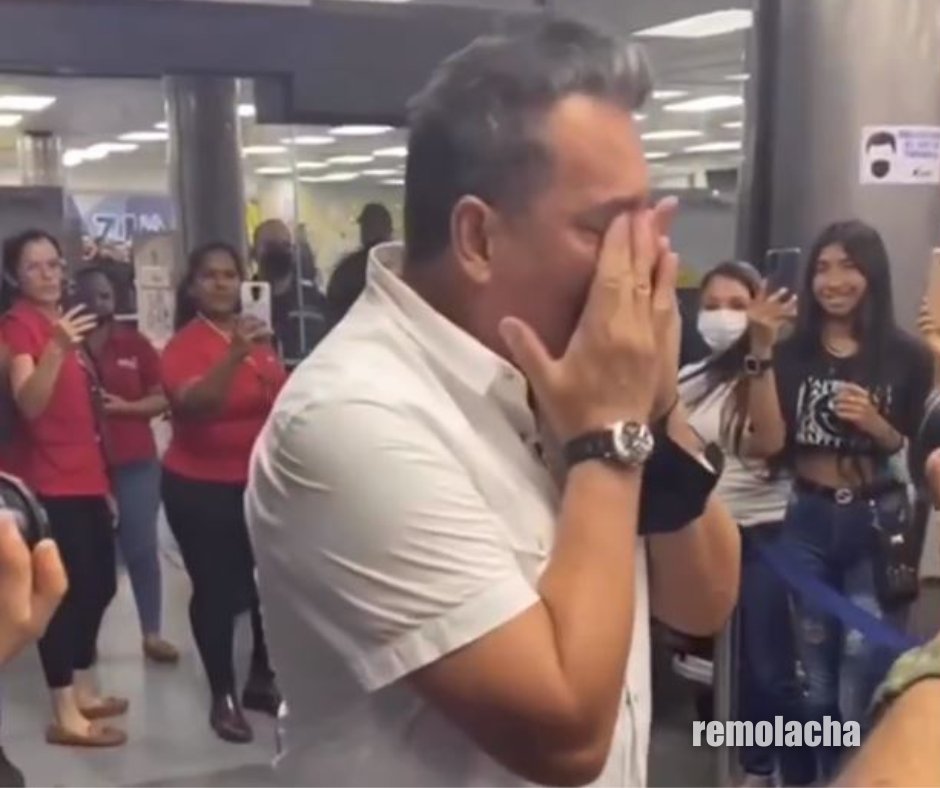 remolacha's tweet photo. Daniel Sarcos es recibido con aplausos y lágrimas en Venezuela; tras 11 y 6 años sin viajar a Caracas (video) https://t.co/zmXSOOUsrg

#remolachanet https://t.co/9UUXcclScU