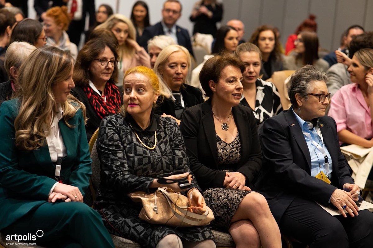 qendraartpolis's tweet photo. ✊FEMINIST ART CONCLUDES WOMEN, PEACE AND SECURITY FORUM ORGANISED BY KOSOVO PRESIDENT VJOSA OSMANI - SADRIU
#WPSRKS2022 #artpolis #paneldiscussion #activism #feminist https://t.co/yBHc4vtNN6