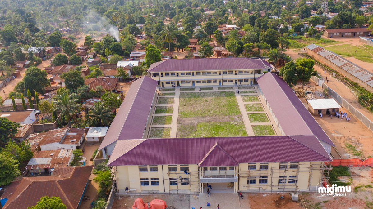 midimu_cd's tweet photo. 🛑 La Construction de l’école du 4 janvier à Mbuji-Mayi.
Elle contient 5 bâtiments dont 2 en étage, elle abrite 25 salles de classe aménagées dans les normes, avec une capacité d’accueil de 2400 élèves pour les deux vacations organisés. @fatshi13

#Midimu, les œuvres en béton ! https://t.co/aFV29K4Kov