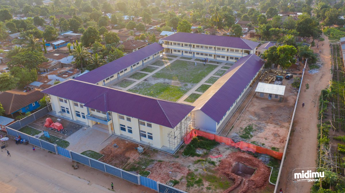 midimu_cd's tweet photo. 🛑 La Construction de l’école du 4 janvier à Mbuji-Mayi.
Elle contient 5 bâtiments dont 2 en étage, elle abrite 25 salles de classe aménagées dans les normes, avec une capacité d’accueil de 2400 élèves pour les deux vacations organisés. @fatshi13

#Midimu, les œuvres en béton ! https://t.co/aFV29K4Kov
